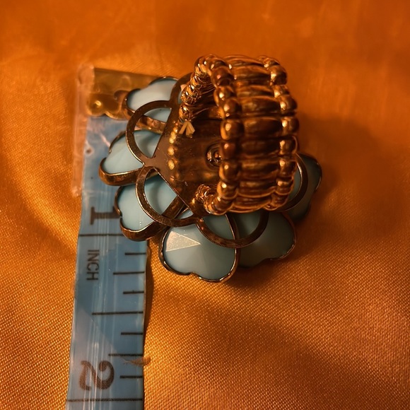 Adjustable turquoise look flower elastic ring w/gold back. Rhinestone in middle - Picture 9 of 9